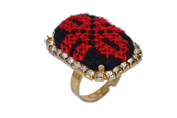 Ring that combines traditional Arabic embroidery